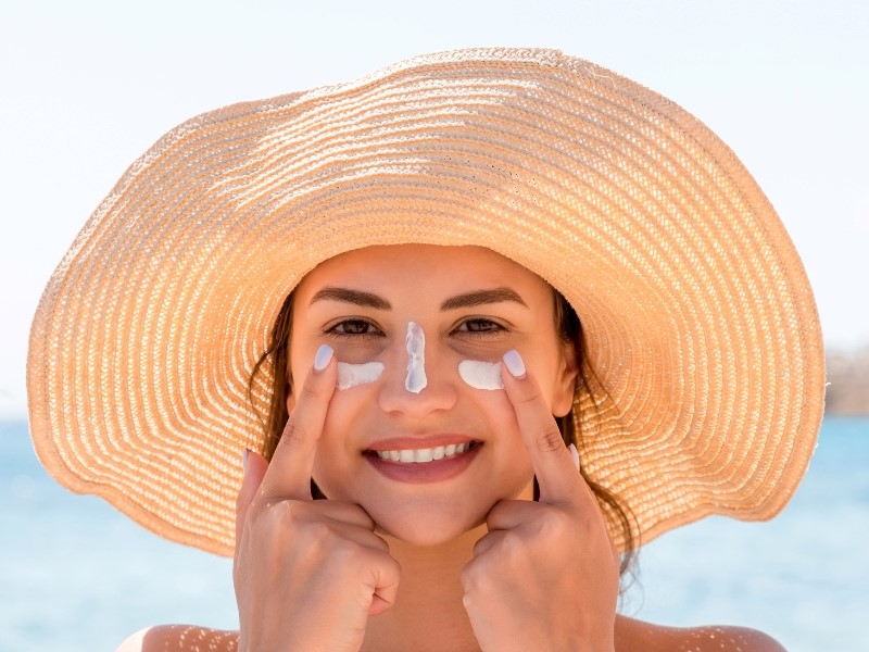 Sunscreen protects face from rosacea